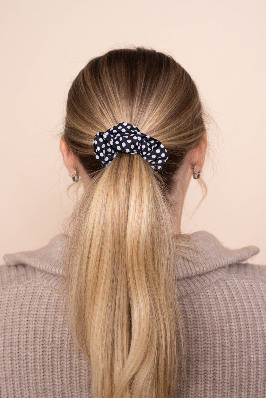 Nelly Scrunchie in Black