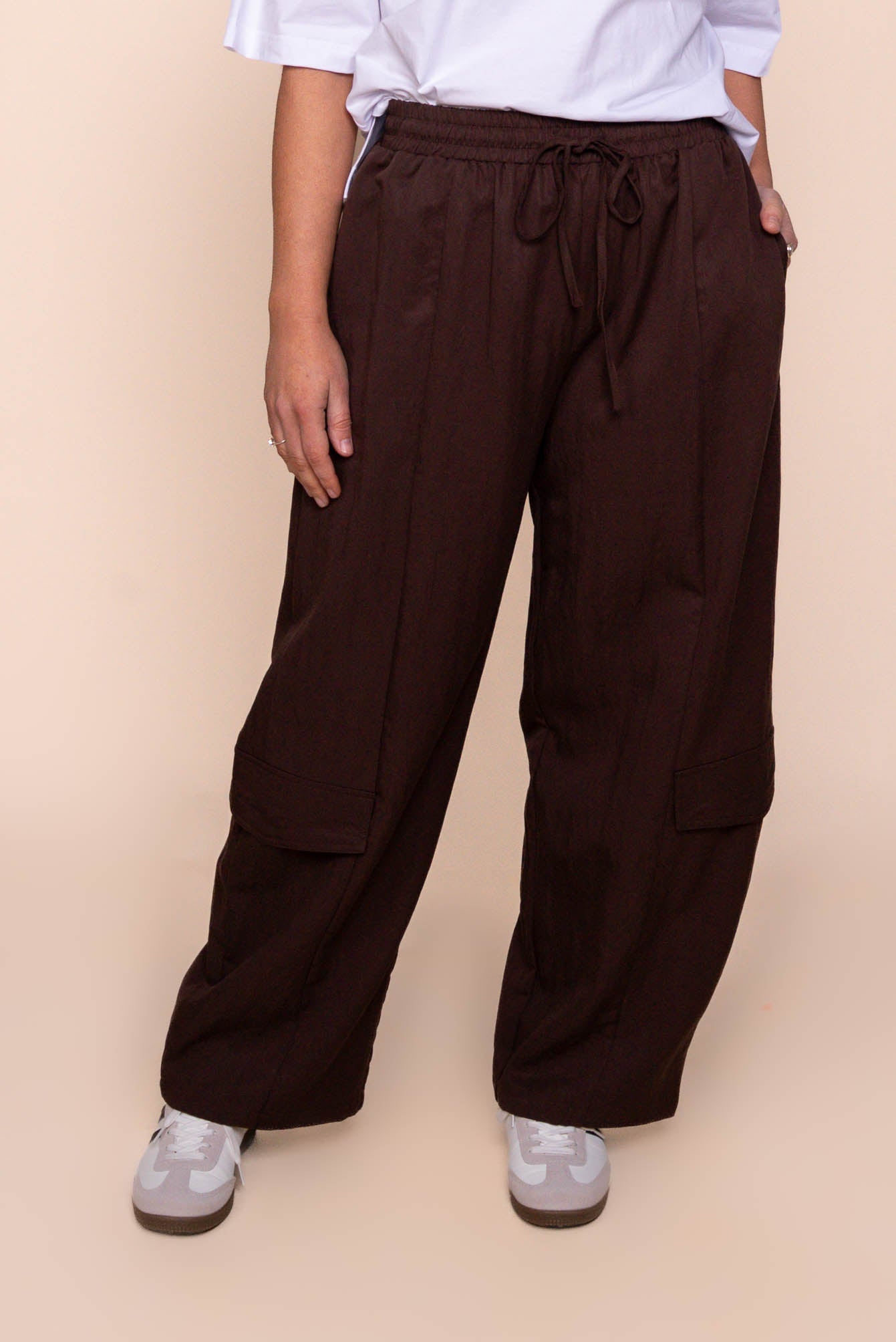 Petrina Barrel Leg Pants in Chocolate