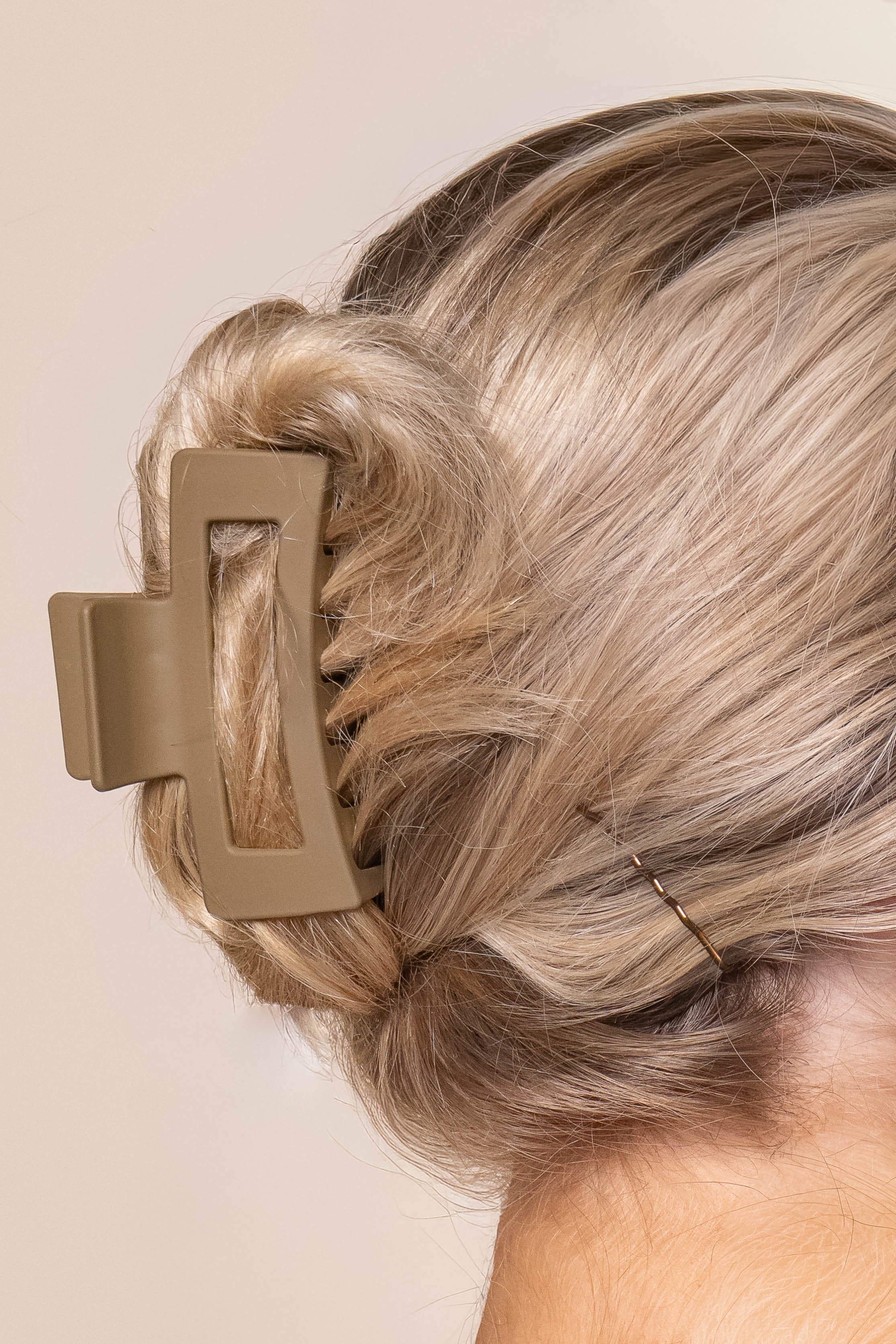 Lily Hairclip in Matte Coffee