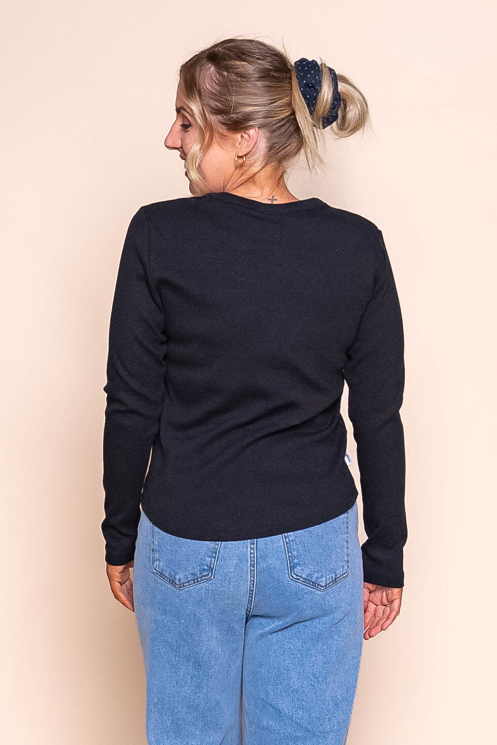 Scoop L/S Rib Tee in Black - Foxwood